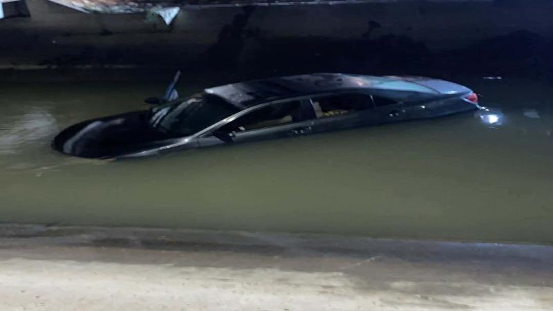 انتشال مركبة تعرضت للسقوط في قناة الملك عبدالله