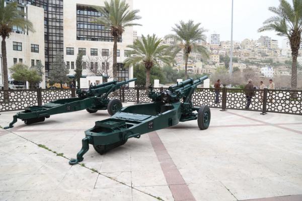 مدفع رمضان يأخذ موقعه في ساحة النخيل استعدادا للشهر الفضيل