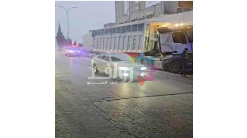 تدهور تريلا واصطدامها بأعمدة جسر الفردوس يعطل المسرب الأيسر