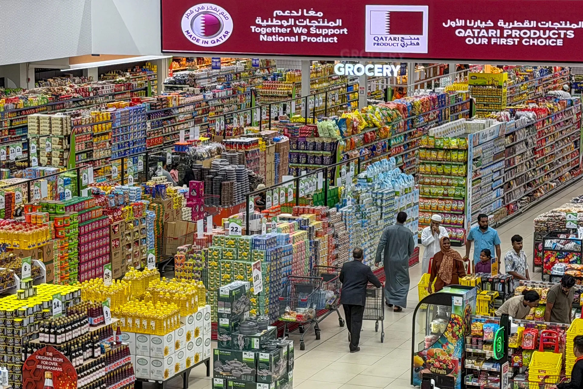 استقرار الاسواق في قطر وسط اجراءات صارمة ومرونة التموين