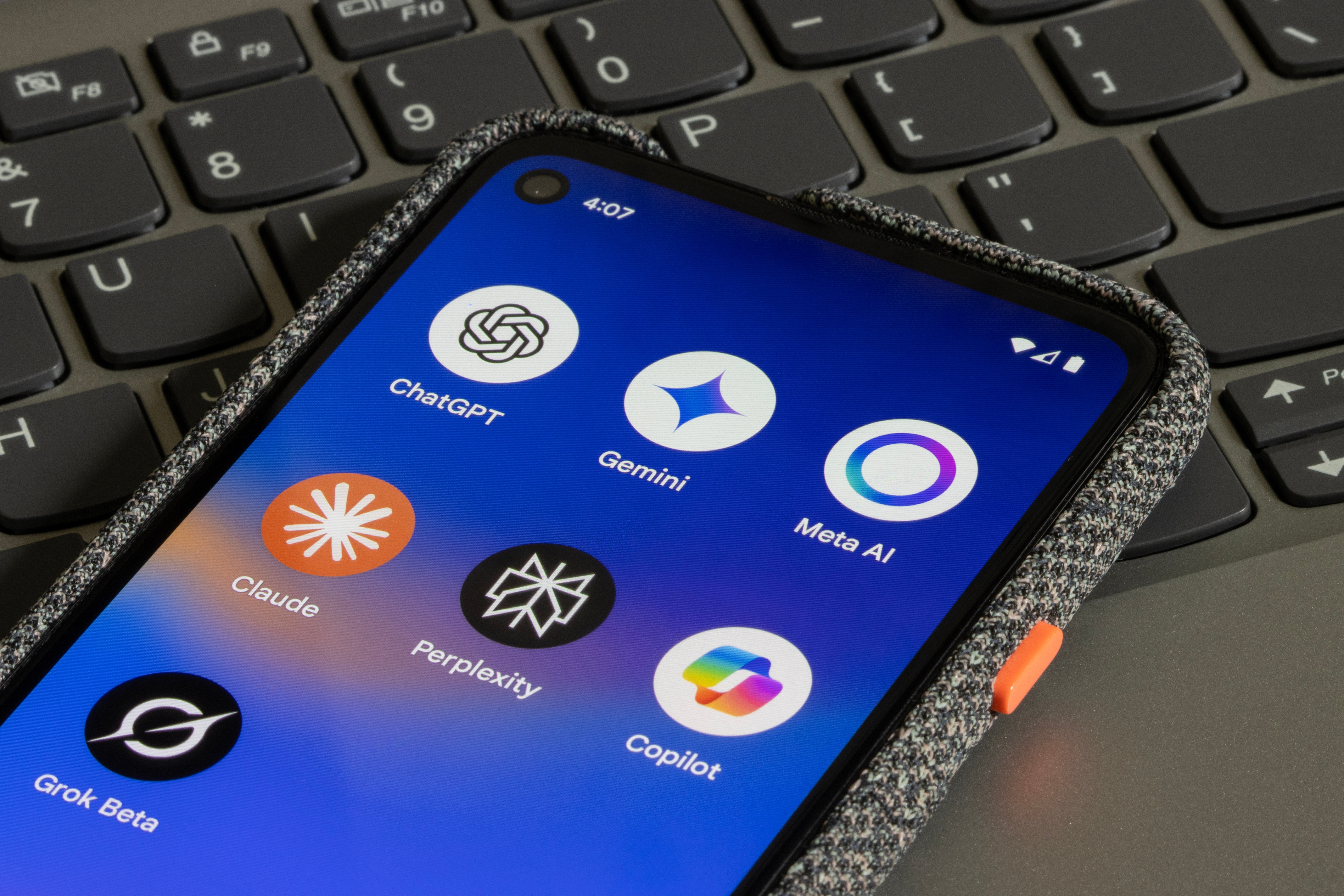 صراع الذكاء الاصطناعي: من يحكم العالم كلود ام شات جي بي تي؟