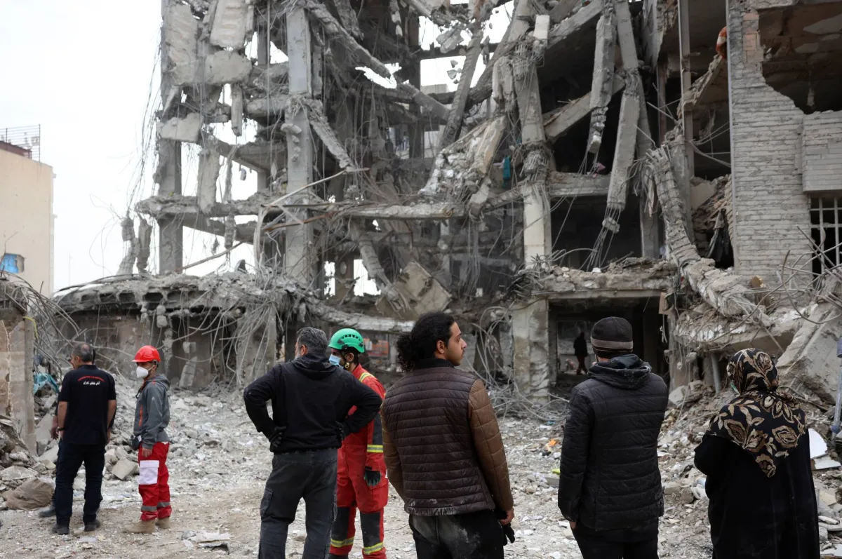 ايران تتوعد بضربات قوية وتحذر من اغلاق هرمز