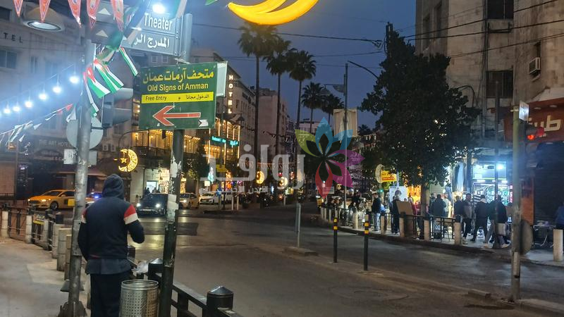 البسطات الشعبية على ارصفة وسط العاصمة عمان تبتكر اساليب محببة لجذب الزبائن..