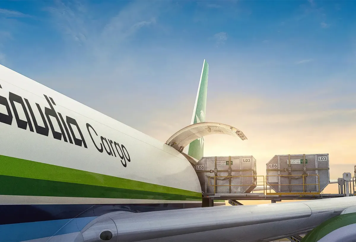 السعودية تطلق مسارا لوجستيا بحريا جويا لتعزيز الشحن