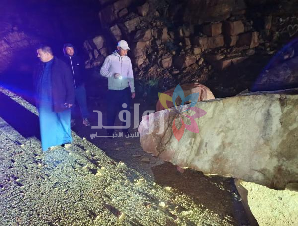 إزالة انهيار صخري على طريق البحر الميت