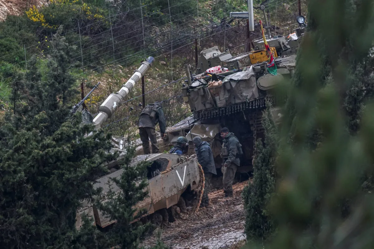 قتيل وحريق بالجليل بعد إطلاق صاروخ من لبنان