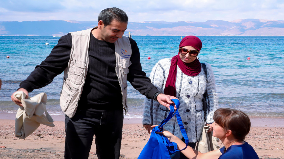 العقبة تطلق حملة اتركها نظيفة بتوزيع اكياس قماشية على الشواطئ