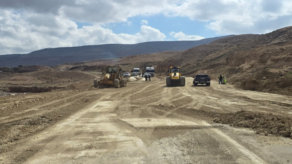 إعادة فتح الطريق الملوكي بين الطفيلة والكرك بعد أضرار السيول