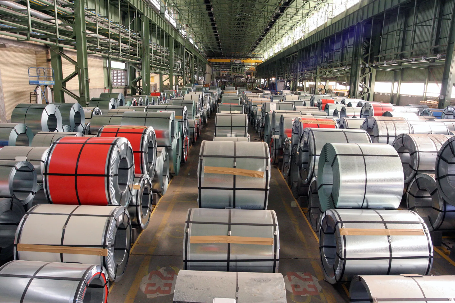 صناعة الفولاذ في ايران: فائض انتاجي يواجه تحديات العقوبات والطاقة