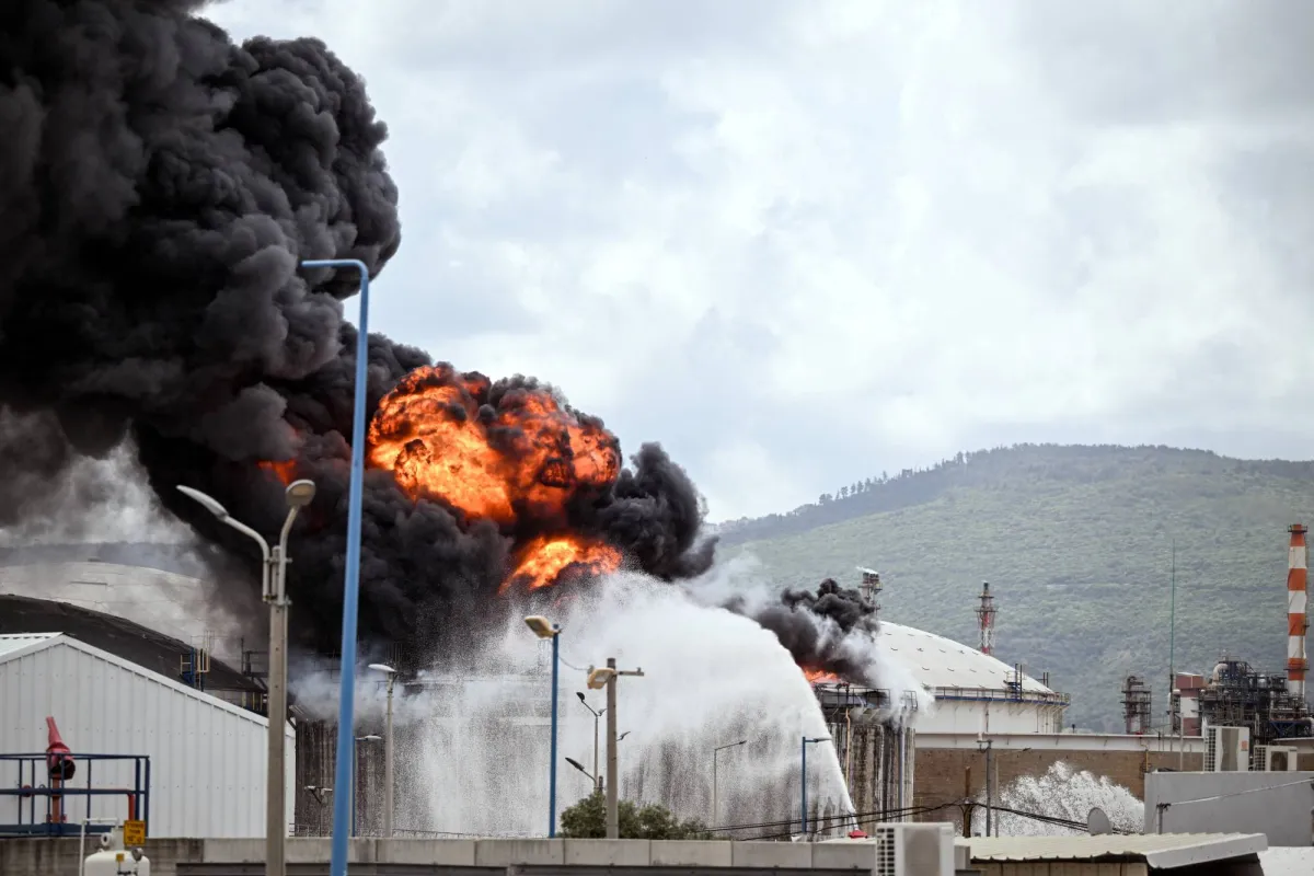 ترمب يهدد بتدمير جزيرة خرج الإيرانية وطهران ترفض الشروط الامريكية