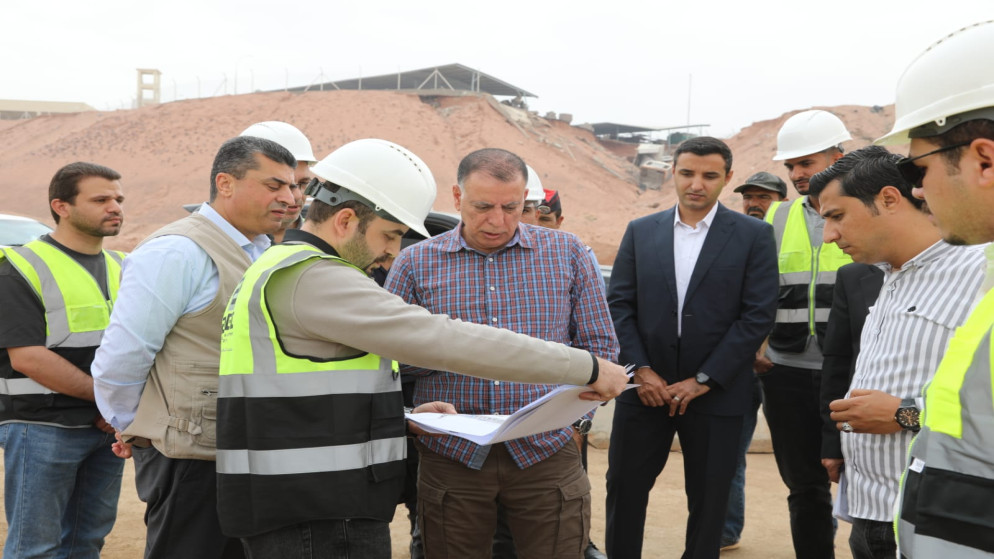 وزير الداخلية يتفقد مشروعا حدوديا بالعقبة ويعزز اجراءات السلامة