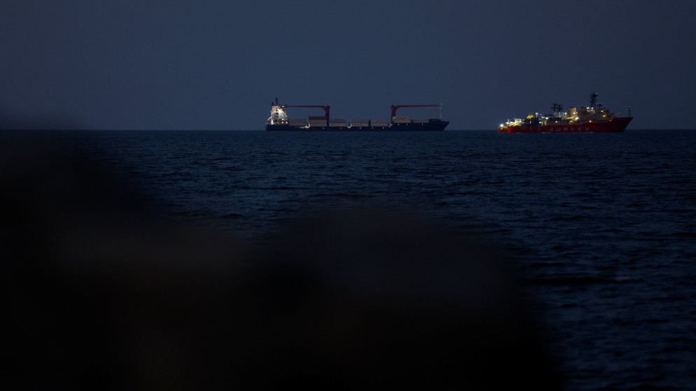 حادث في ميناء خورفكان: بلاغ عن ارتطامات قرب سفينة حاويات