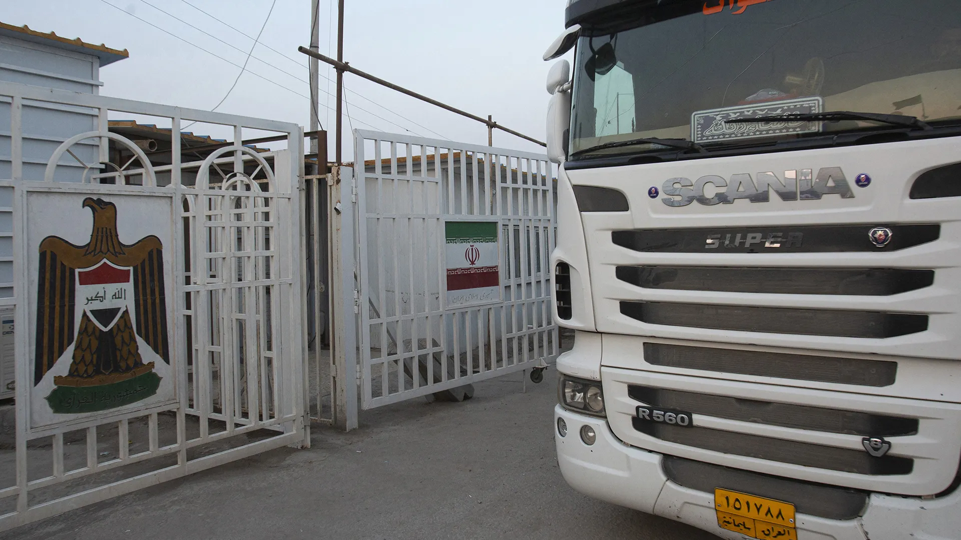 معاناة سائقي الشاحنات تتفاقم على الحدود العراقية الإيرانية بسبب القصف