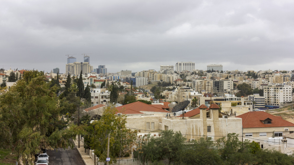 زخات مطرية تضرب المملكة وتحذيرات من تدني الرؤية