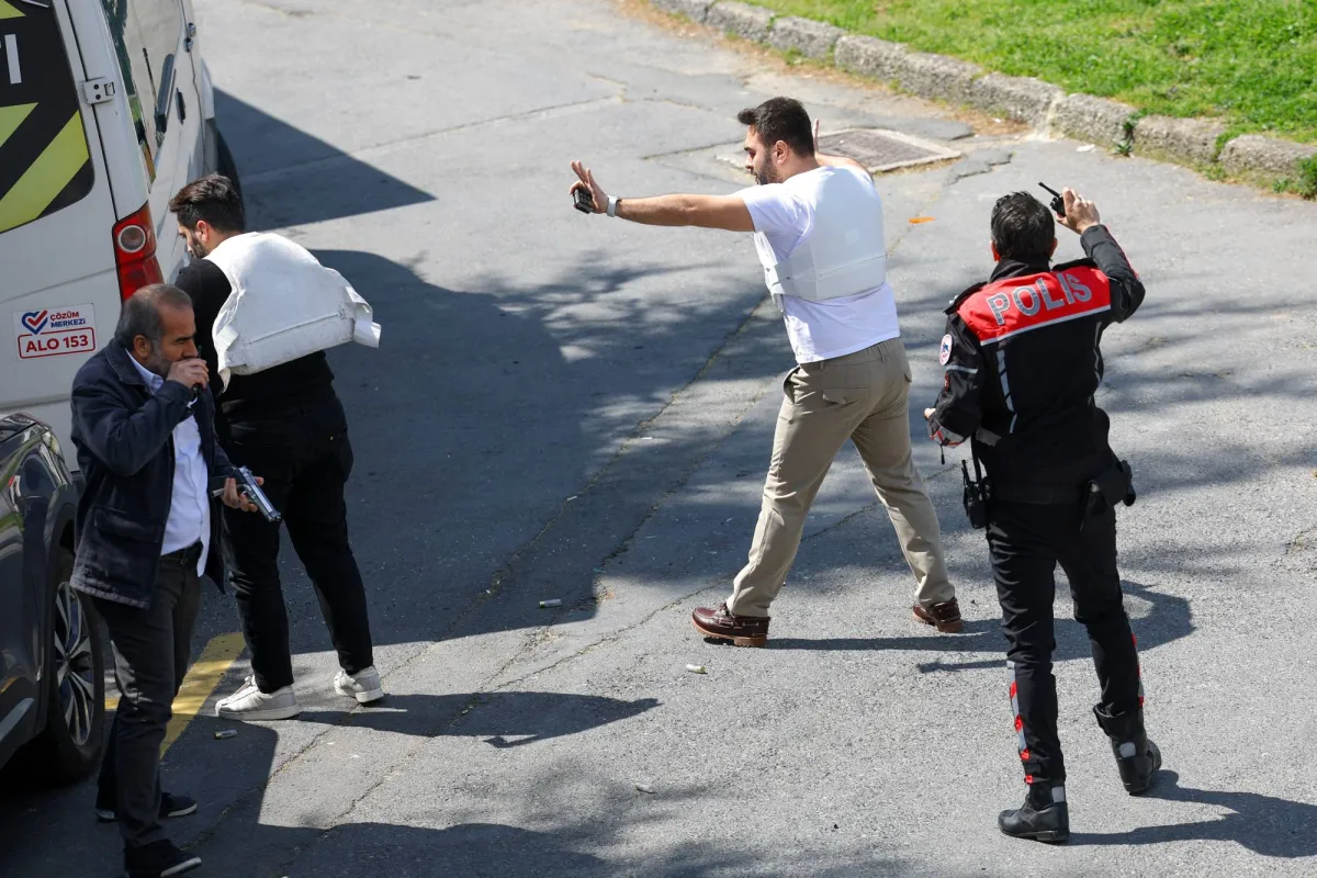 مقتل 3 واصابة شرطيين في هجوم قرب قنصلية اسرائيل باسطنبول