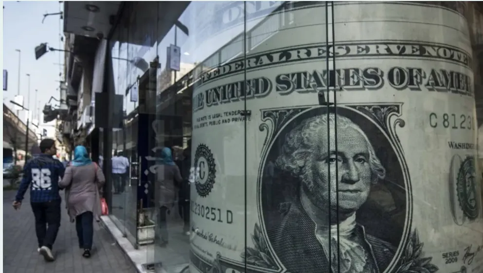 مصر تكثف ملاحقة تجار العملة لكبح جماح السوق السوداء