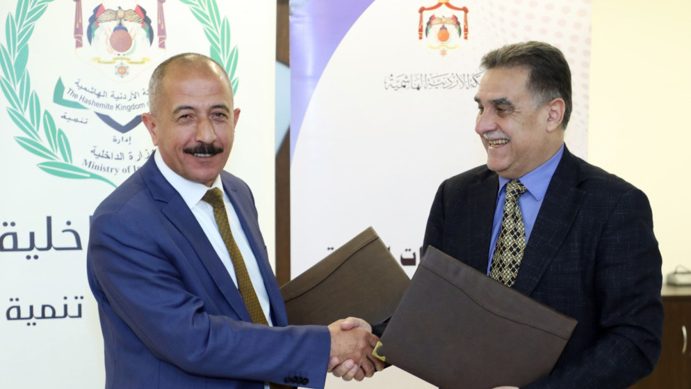 الداخلية والاحصاء توقعان مذكرة لتعزيز التخطيط التنموي