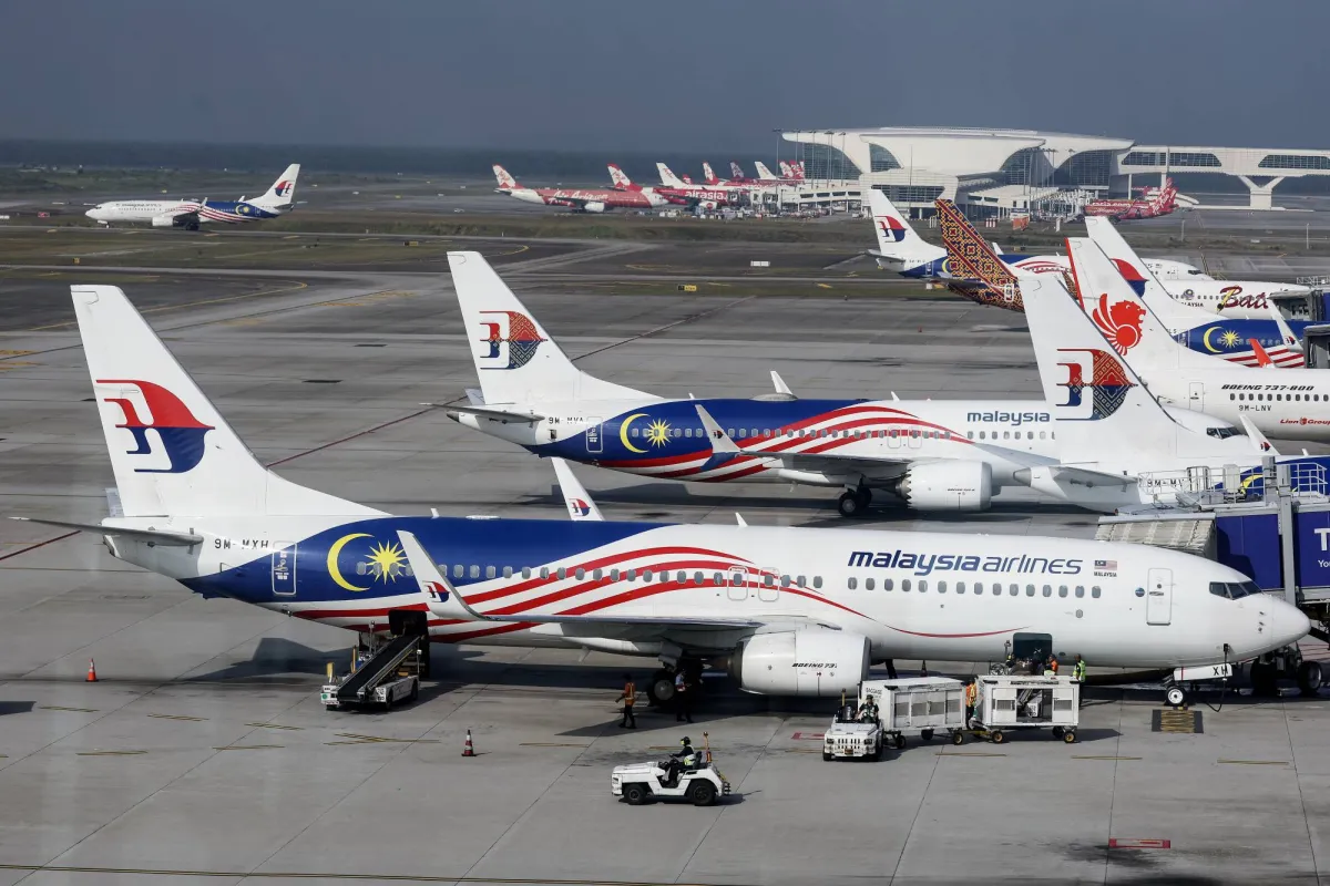 شركات الطيران تواجه ارتفاع تكاليف الوقود بإلغاء الرحلات وزيادة الرسوم