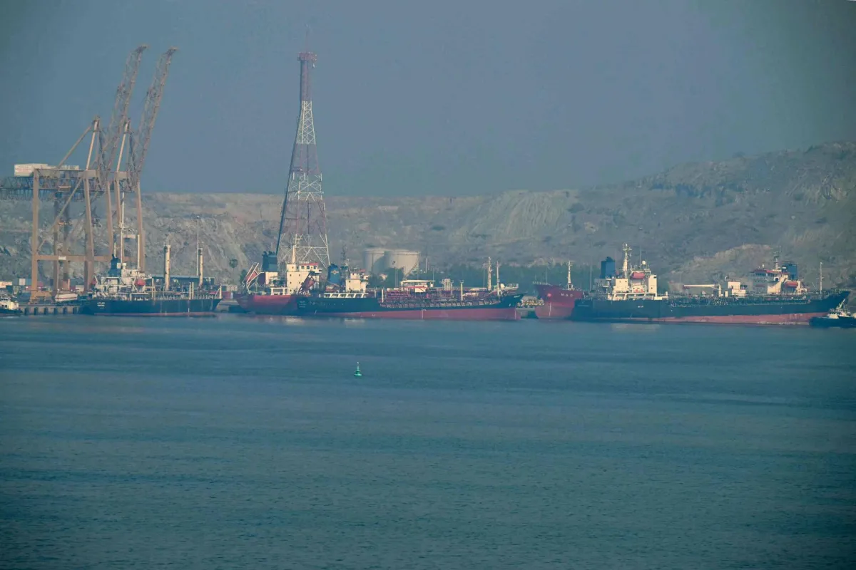 حصار هرمز يهدد تدفقات النفط العالمية وتداعياته على الأسواق