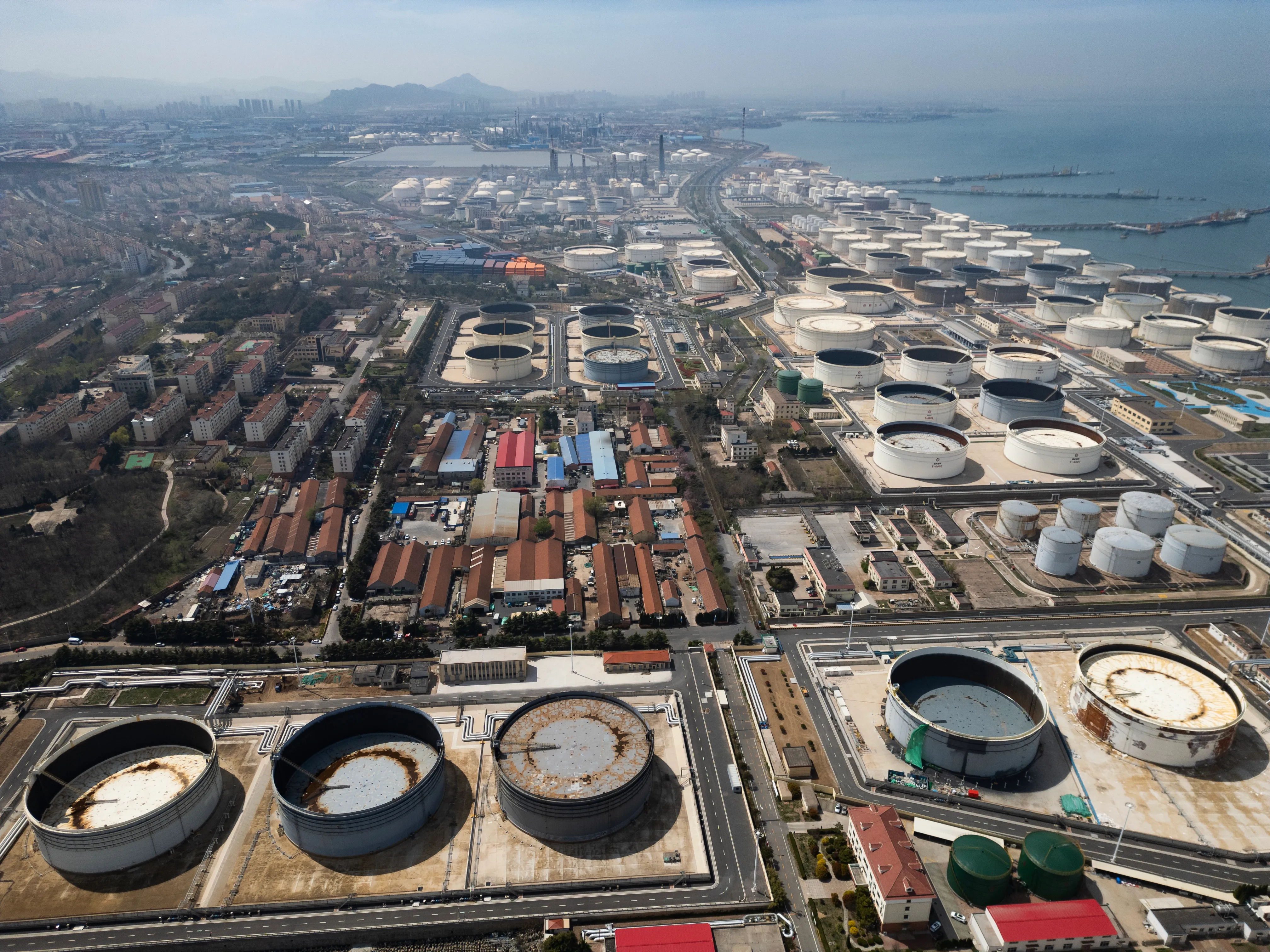 وكالة الطاقة تحذر من صدمة في سوق النفط بسبب اضطرابات مضيق هرمز