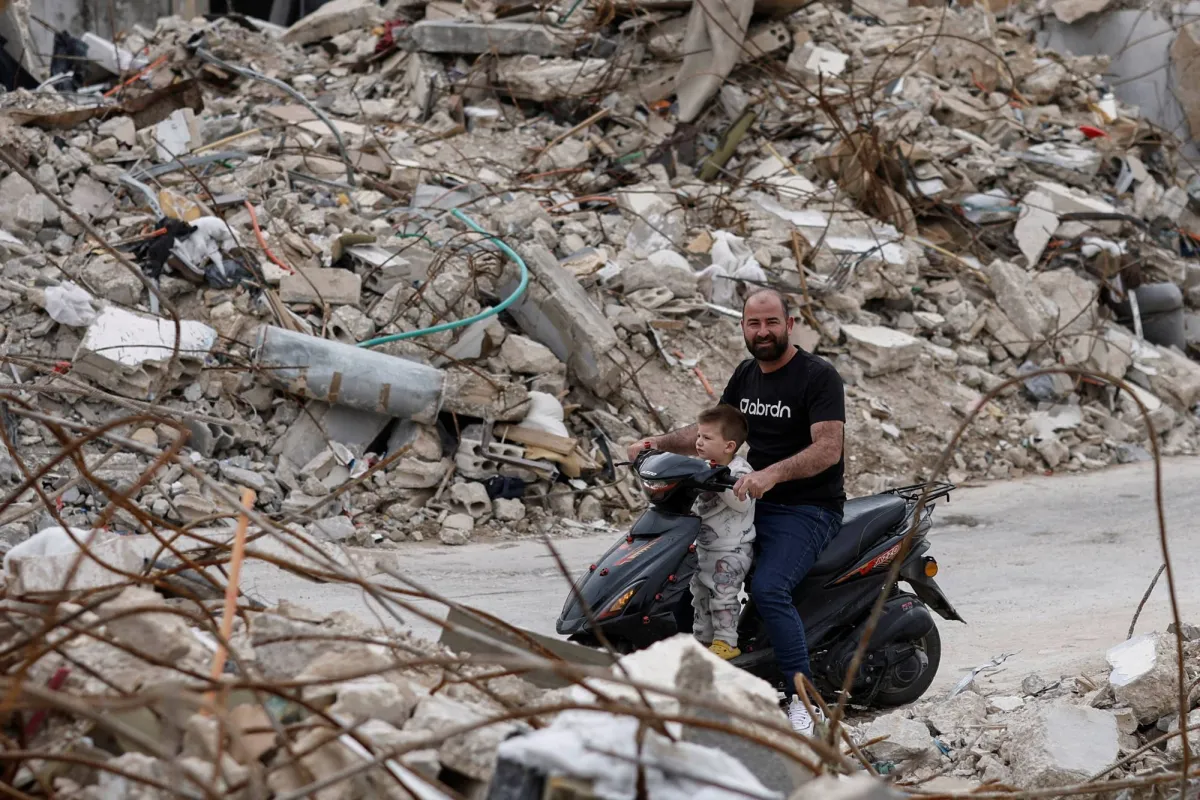 لبنانيون يتريثون بالعودة لمنازلهم رغم الهدنة ومخاوف من تصعيد