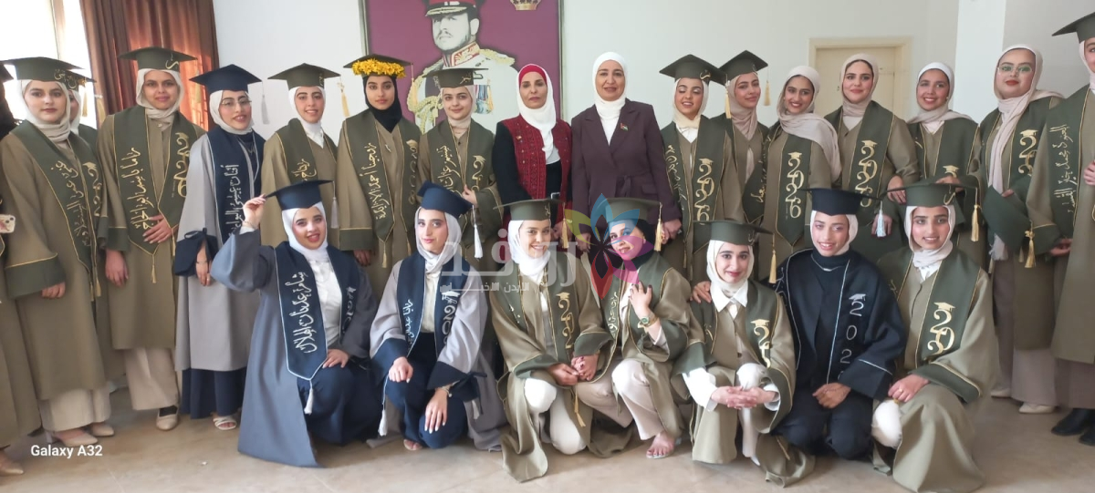 ابو الغنم تخرج كوكبه من خريجين الثانوية العامة  لمدرسة خديجة بنت خويلد بمحافظه مادبا