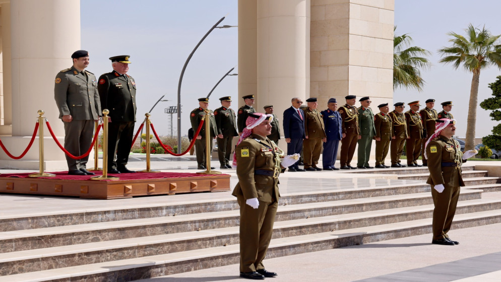الحنيطي وحفتر يبحثان تعزيز التعاون العسكري بين الاردن وليبيا
