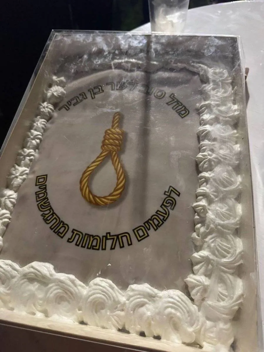 كعكة مشنقة لبن غفير تثير غضبا وسط انتقادات لاحتفالات الليكود في ظل قصف الشمال