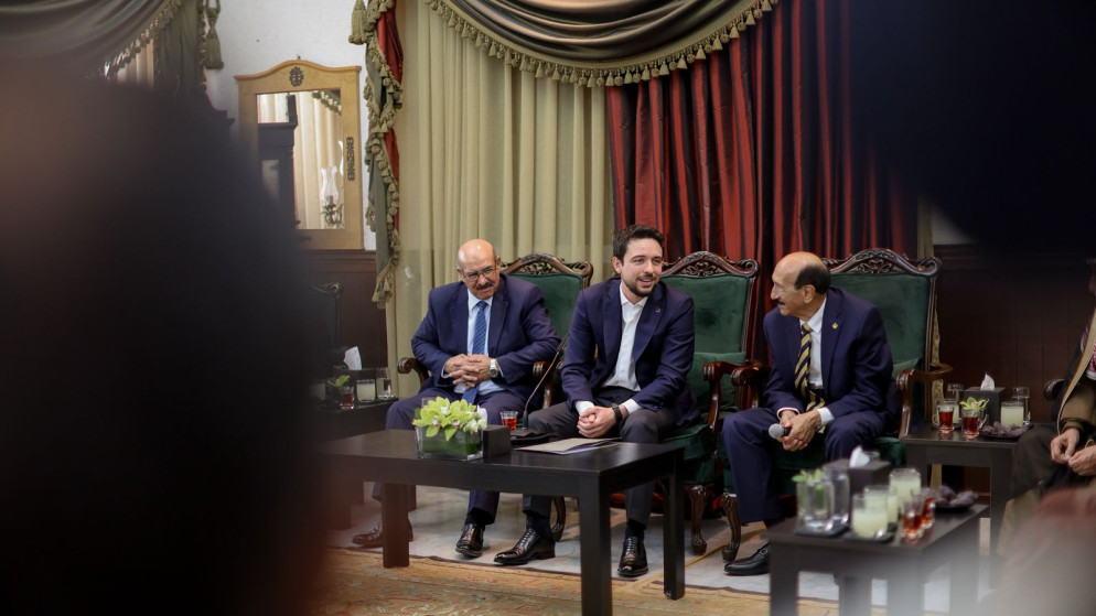 ولي العهد يبحث قضايا مجتمعية مع وجهاء العجارمة