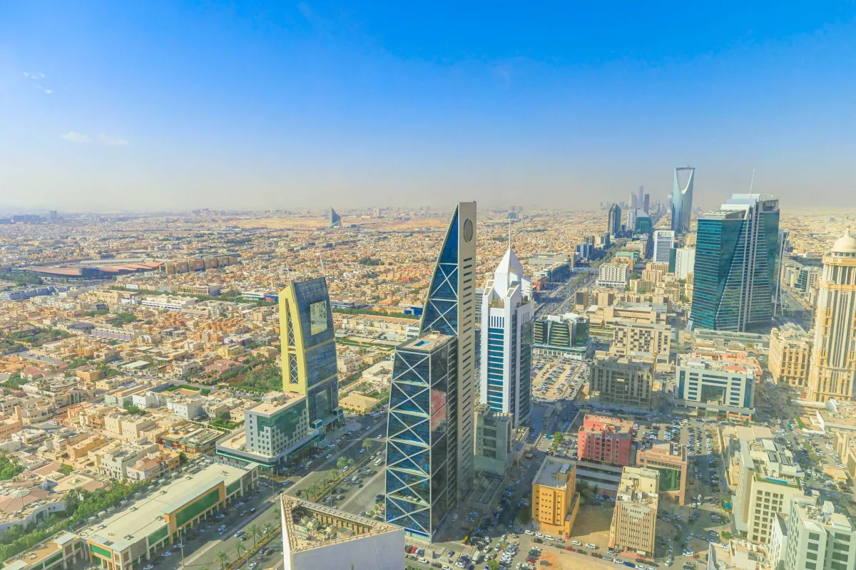 السعودية تقود استقرار سوق النفط العالمي وسط تحذيرات من تداعيات الصراع