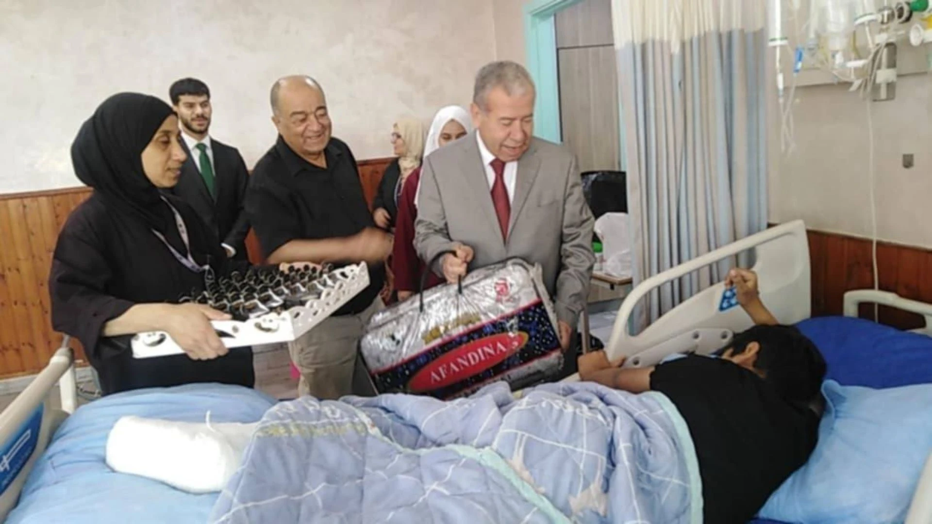 مدير مستشفى المقاصد يتفقد سير العمل ويشارك فرحة العيد مع المرضى