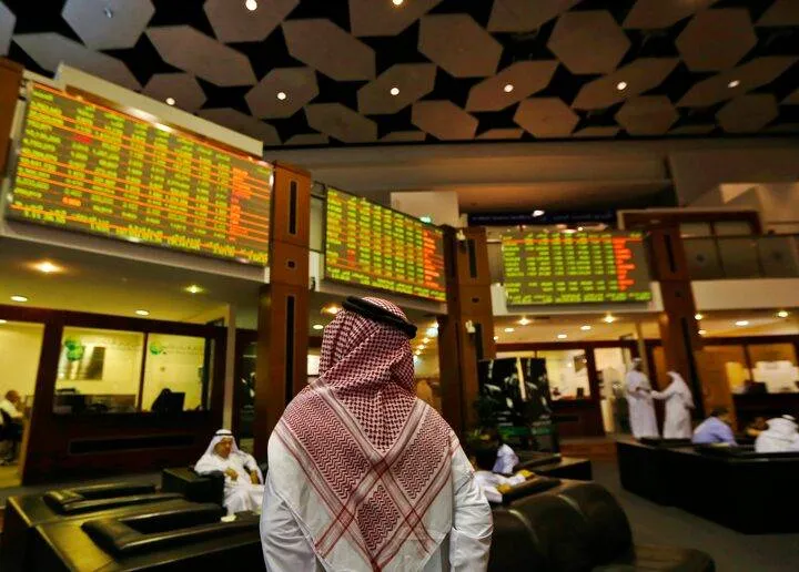 تراجع اسواق الخليج بعد استهداف منشات نفطية وتصاعد التوترات الجيوسياسية