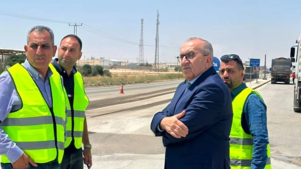 وزير الاشغال يوجه بتسريع وتيرة العمل في مشروع صيانة طريق خو الحيوي