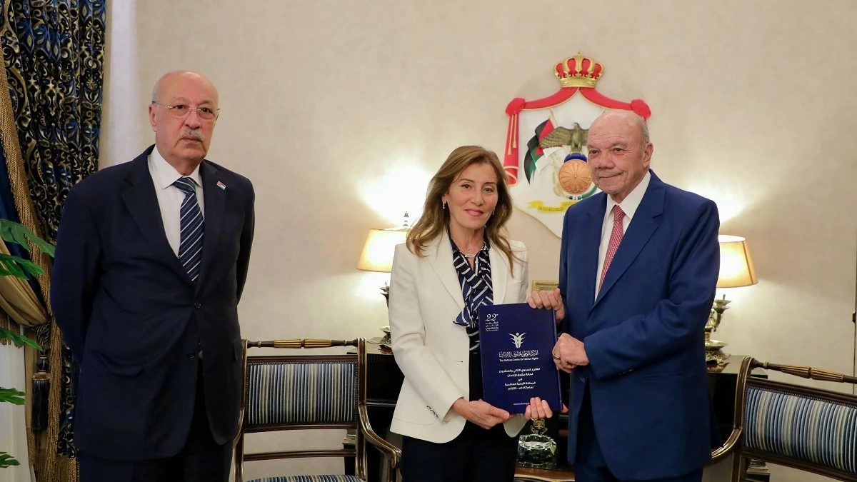 فيصل الفايز يتسلم التقرير السنوي لحالة حقوق الانسان في الاردن