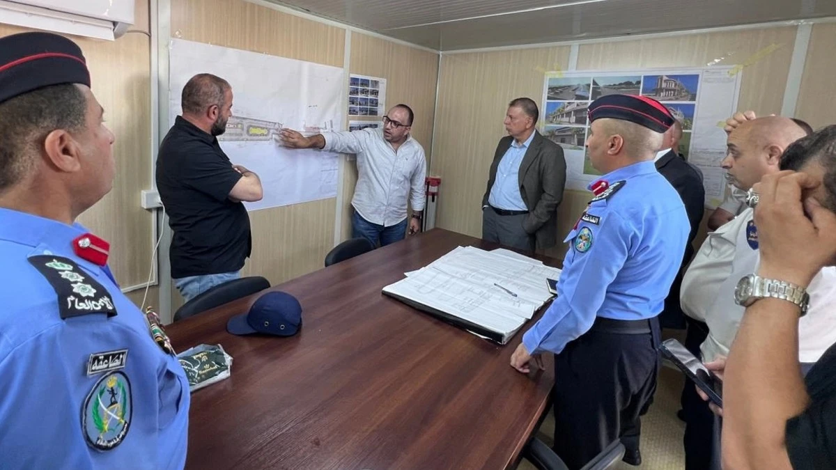جولة ميدانية لوزير الداخلية في جسر الملك حسين لمتابعة حركة المسافرين