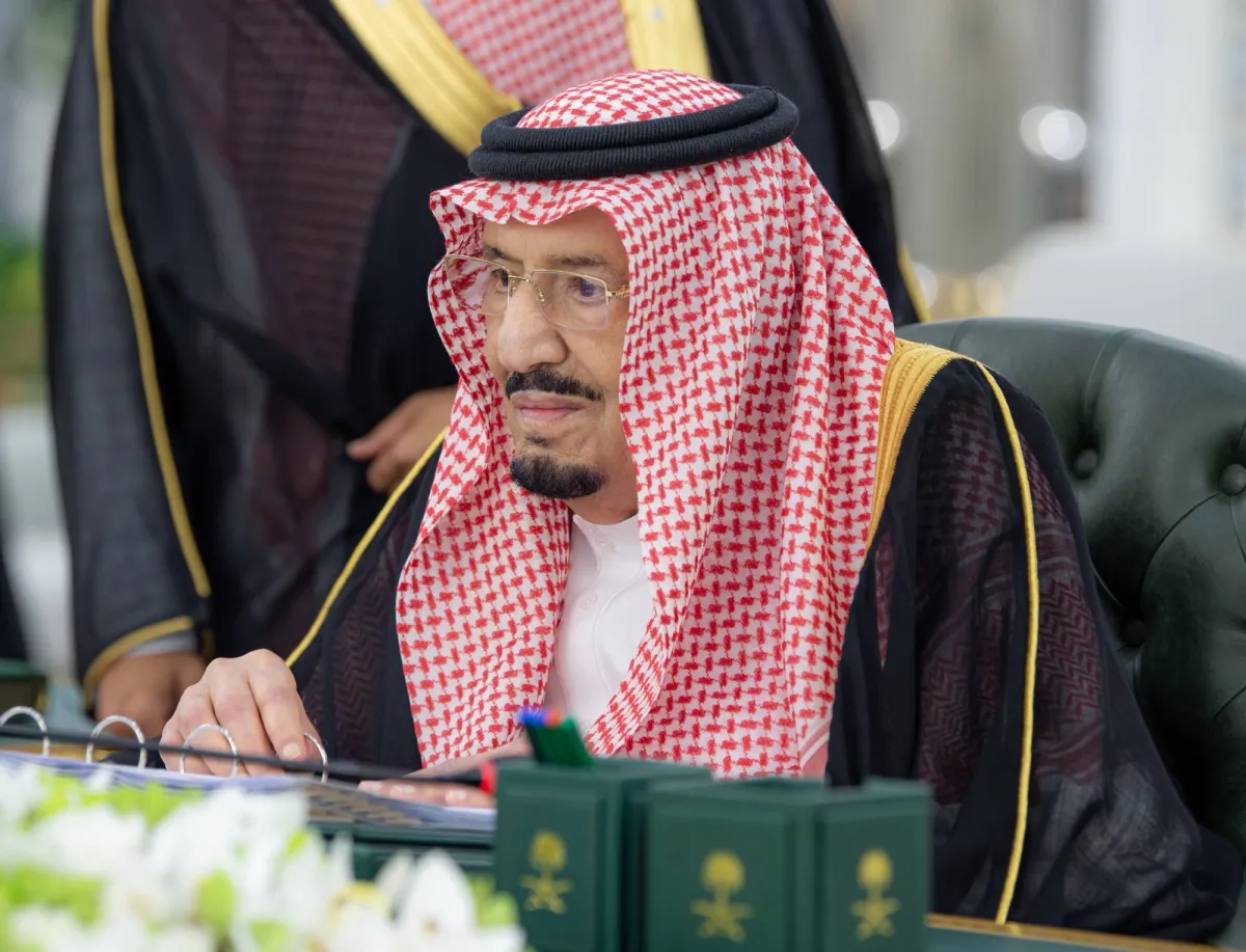 خادم الحرمين يؤكد ان استهداف مكة استفزاز لمشاعر المسلمين ويثمن جهود القوات العسكرية