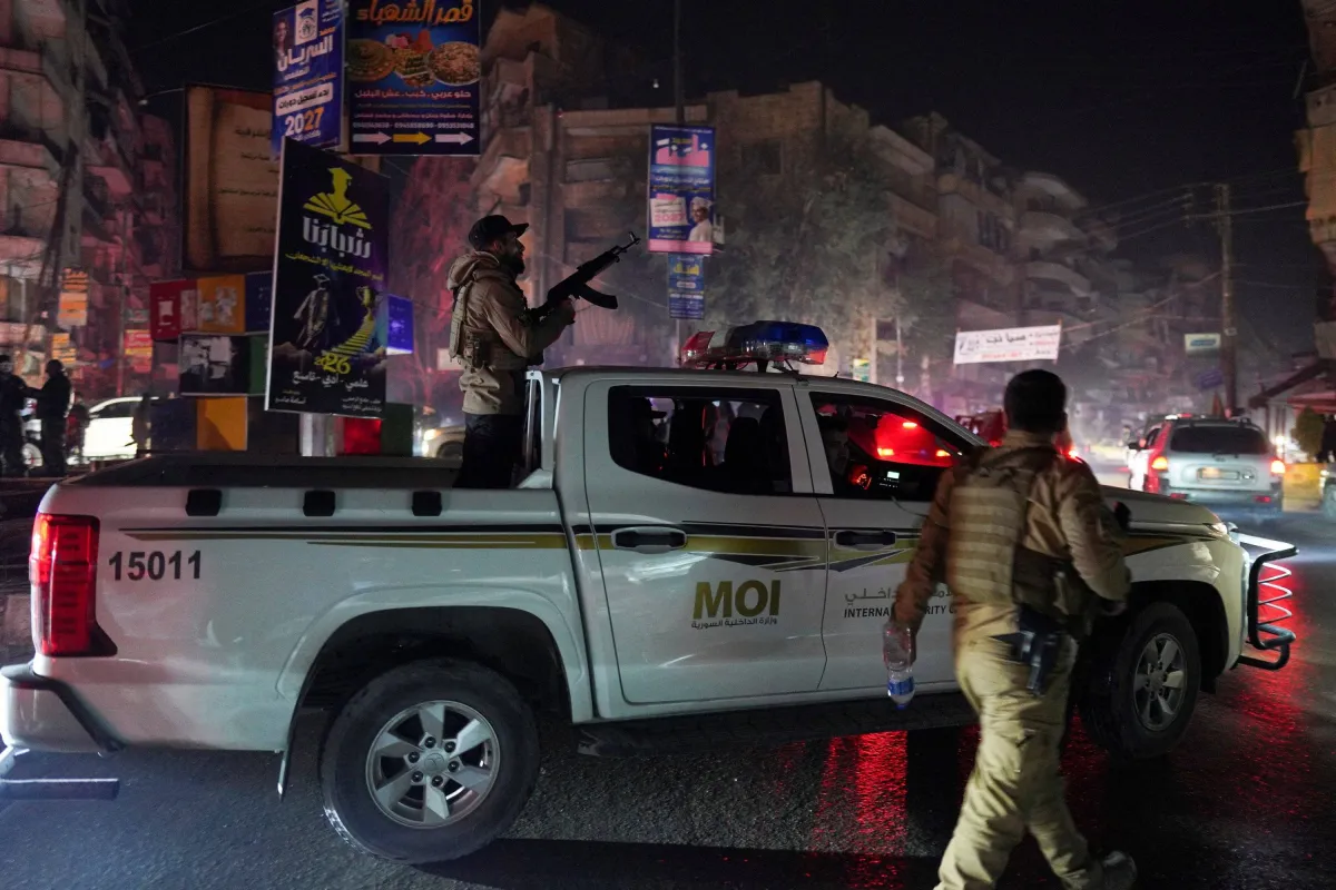 هجوم مسلح يستهدف حافلة عمال في حمص ويخلف قتلى وجرحى