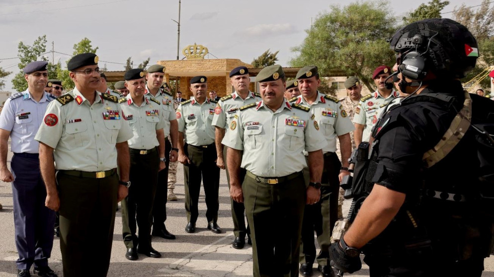 رئيس هيئة الاركان يوجه بتعزيز الخدمات الامنية وتسهيل حركة المسافرين في المطارات