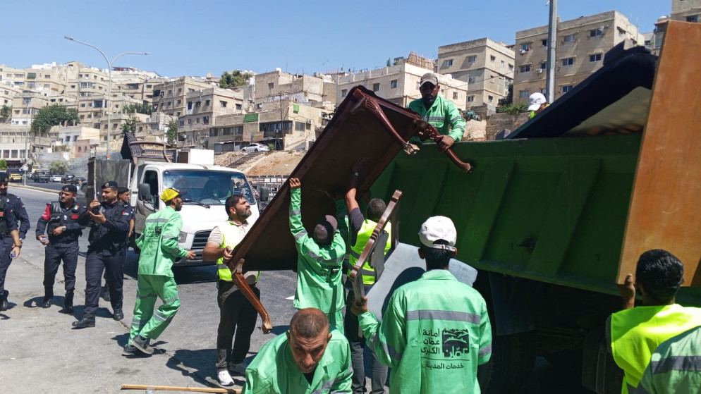 امانة عمان تطلق حملة موسعة لتحرير الارصفة وتنظيم خدمات مواقف السيارات
