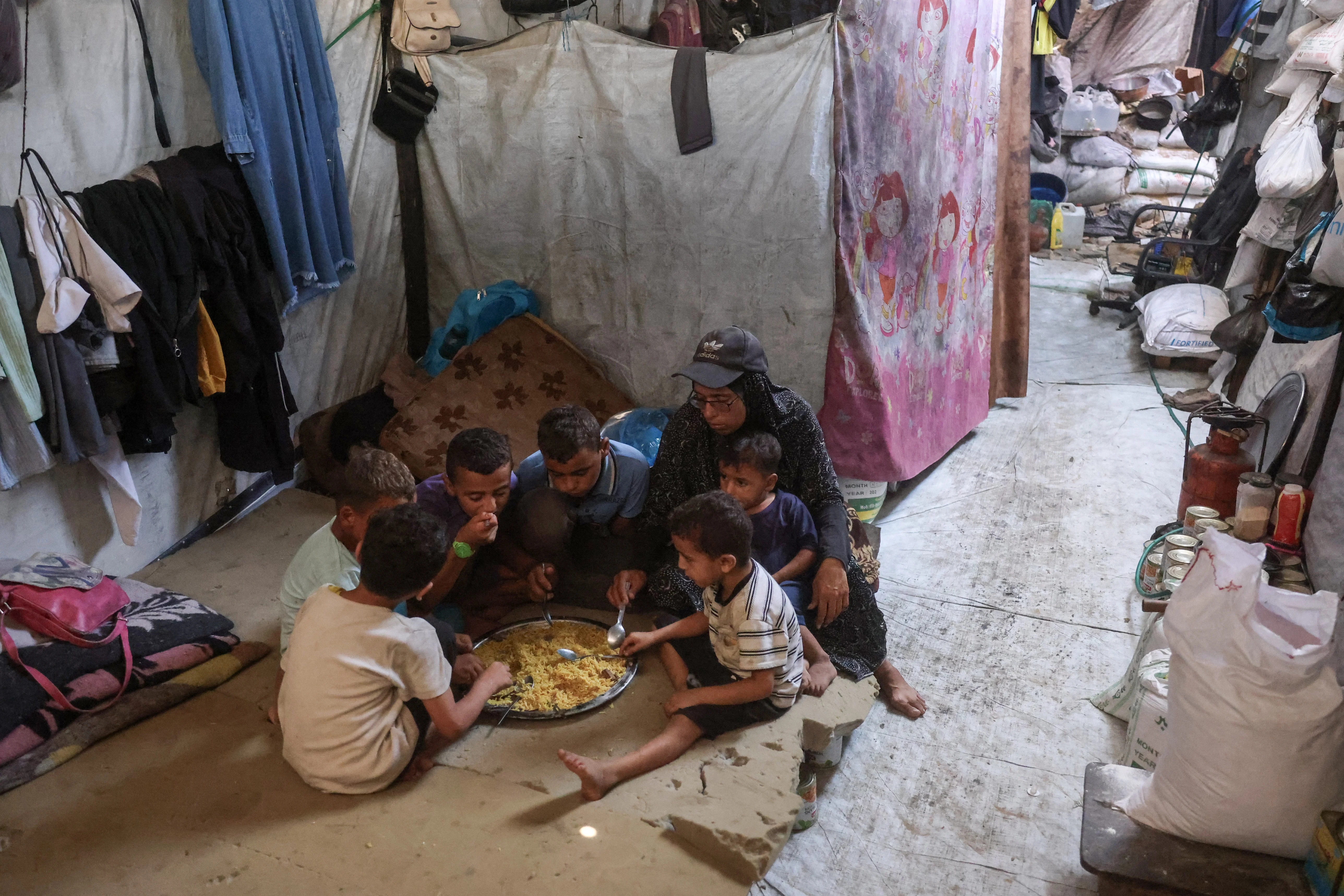 ازمة انسانية خانقة تلوح في غزة مع تقليص المساعدات الغذائية لآلاف الاسر